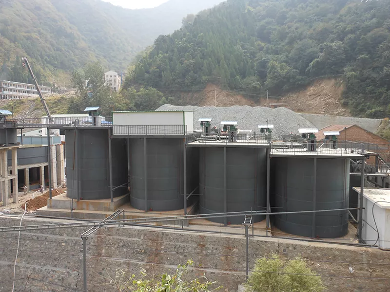 Leaching agjecting tank